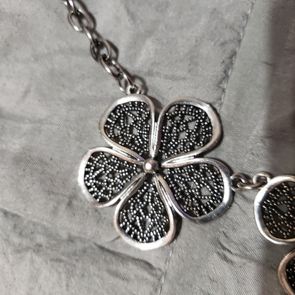 Paparazzi Silver Mesh Flower Statement Necklace & Earring Set - Picture 8 of 16